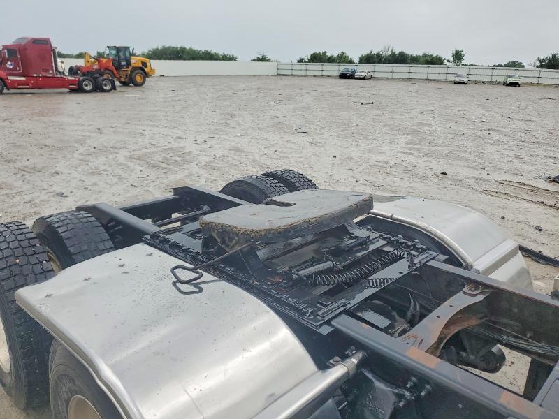 2007 Freightliner Columbia VIN 1FUJF0DE37LX84040 COPART salvage auction — BURN, KY - CERT OF TITLE-SALVAGE, sold $10,500 on 2026-09-17 (photo 6)