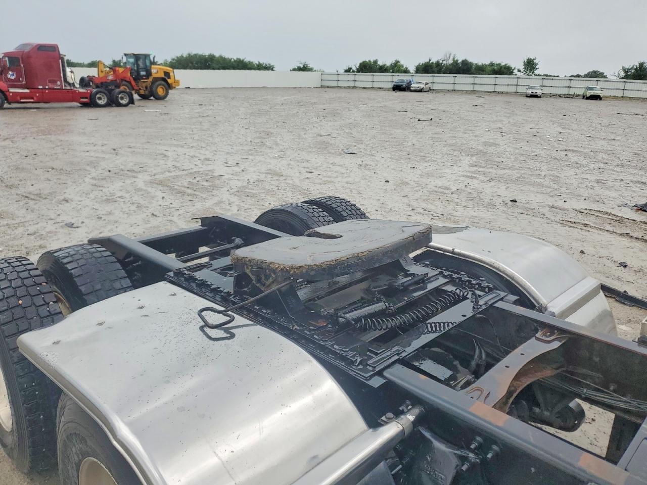 2007 Freightliner Columbia VIN 1FUJF0DE37LX84040 COPART salvage auction — Burn, KY - CERT OF TITLE-SALVAGE, sold $4,450 on 2026-09-15 (photo 6)