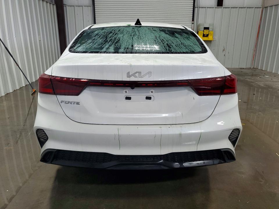 2024 Kia Forte VIN 3KPF24AD0RE811315 COPART salvage auction — MINOR DENT/SCRATCHES, MI - CERTIFICATE OF TITLE, sold $11,100 on 2026-07-16 (photo 6)