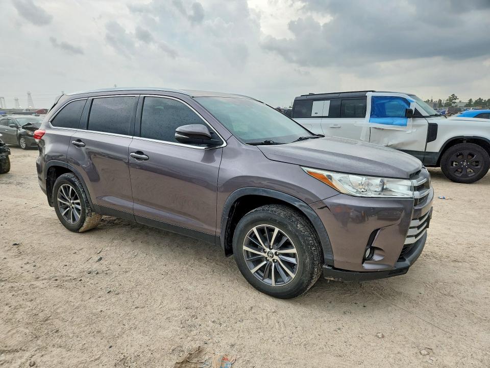 2019 Toyota VIN 5TDKZRFH2KS318315 COPART salvage auction — SIDE, Tx - Salvage Vehicle Title, sold $13,200 on 2026-07-07 (photo 4)