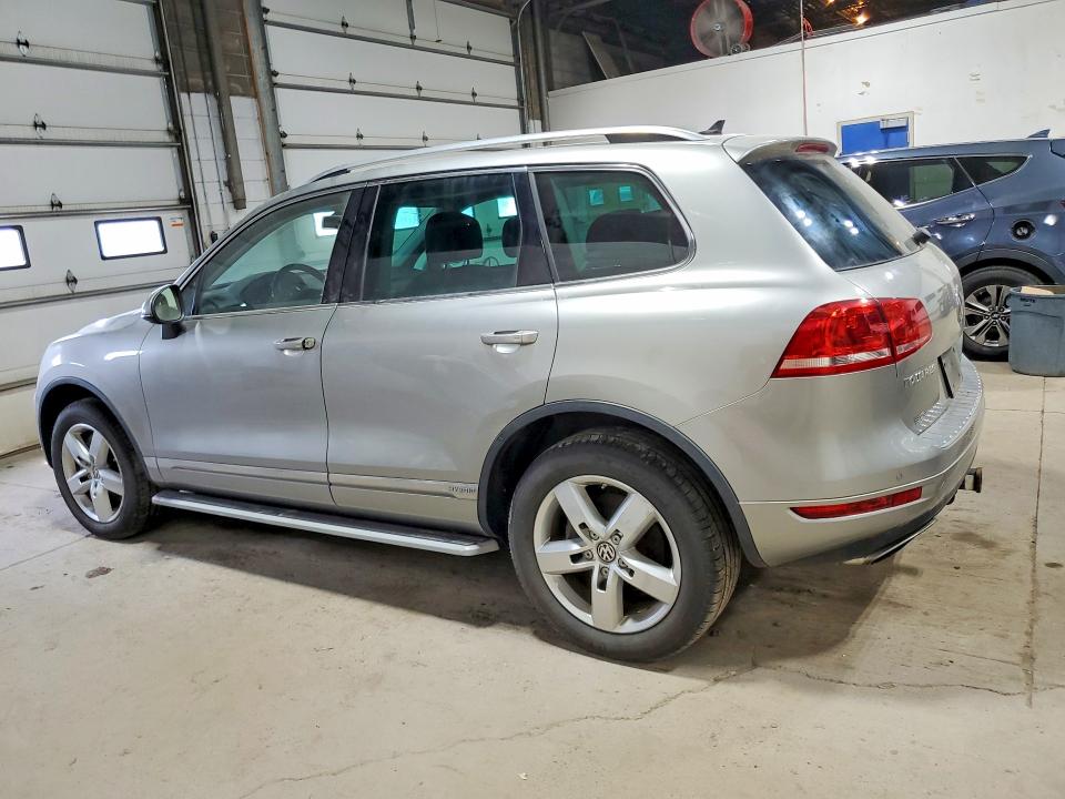 2011 Volkswagen Touareg VIN WVGFG9BP1BD004991 COPART salvage auction — MECHANICAL, Mn - Certificate Of Title, sold $1,700 on 2026-07-21 (photo 2)