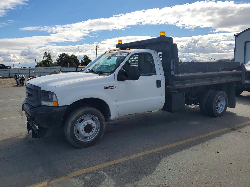 2004 Ford F550 VIN 1FDAF57PX4EC31897 — COPART salvage auction photo