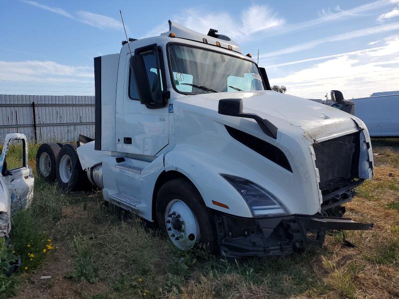 2024 Volvo Vn VIN 4V4NC9EH1RN640593 COPART salvage auction — ROLLOVER, Ca - Salvage Certificate, sold $5,900 on 2026-07-30 (photo 1)