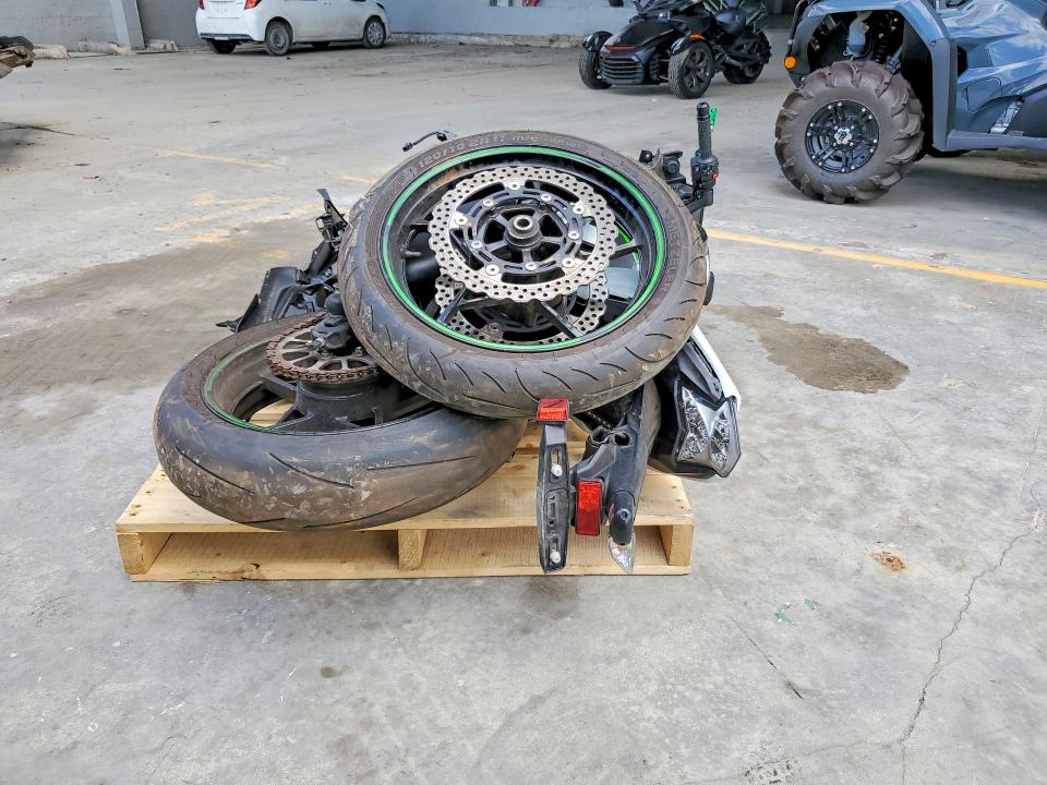 2022 Kawasaki Ex650 VIN ML5EXEM16NDA65496 COPART salvage auction — ALL OVER, Va - Cert Of Title - Salvage, sold $200 on 2026-07-02 (photo 4)