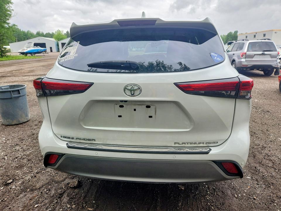 2022 Toyota Highlander VIN 5TDFZRBHXNS165341 COPART salvage auction — STRIPPED, On - Permit No Brand - Unfit, sold $25,750 on 2026-07-07 (photo 6)