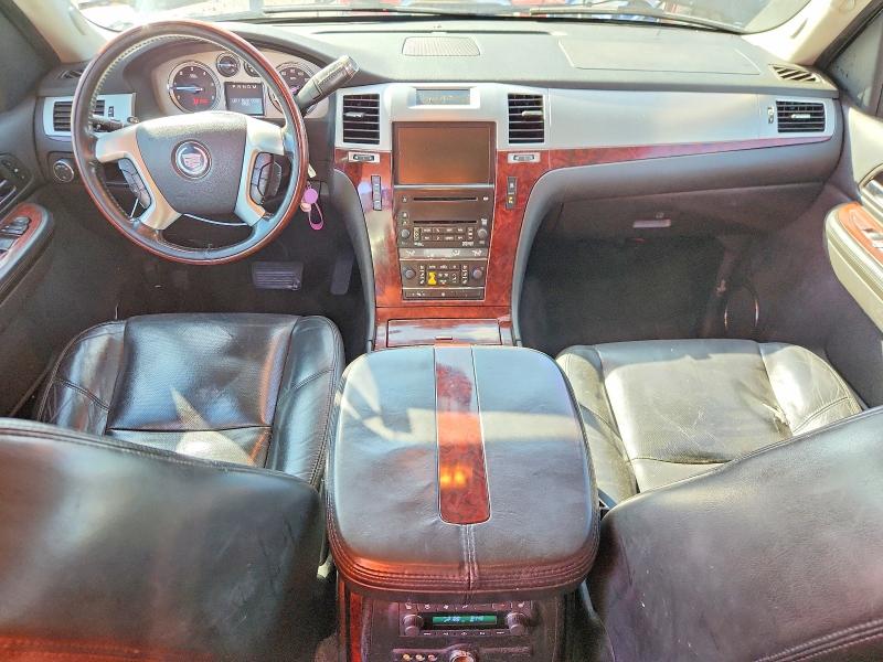 2009 Cadillac Escalade VIN 1GYFK26299R113263 COPART salvage auction — MINOR DENT/SCRATCHES, MT - CERTIFICATE OF TITLE, sold $2,400 on 2026-08-23 (photo 8)