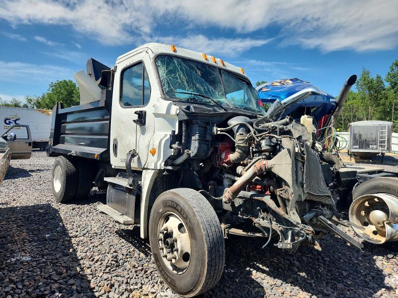 2014 Freightliner Cascadia VIN 3AKBGDBG9ESFX0994 COPART salvage auction — ROLLOVER, IA - CERT OF TITLE-SALVAGE TITLE, sold $60 on 2026-07-09 (photo 1)