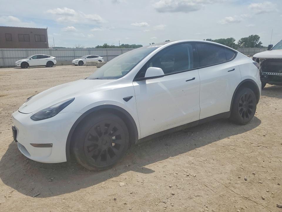 2024 Tesla Model y VIN 7SAYGDEE4RA216278 COPART salvage auction — SIDE, Salvage Title, sold $7,700 on 2026-07-28 (photo 1)
