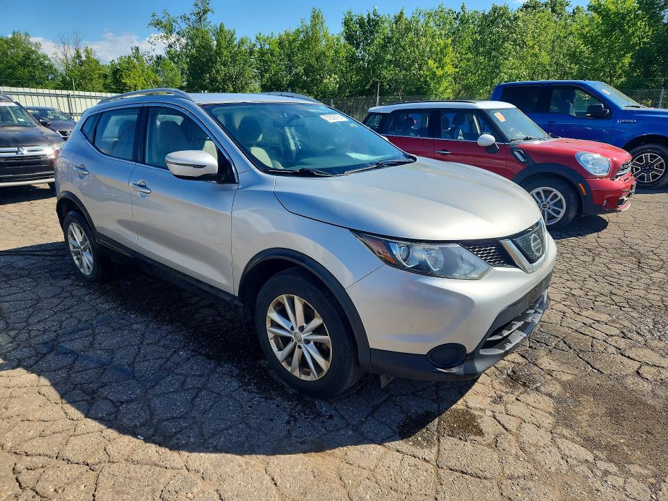 2018 Nissan Rogue VIN JN1BJ1CP1JW195810 COPART salvage auction — MINOR DENT/SCRATCHES, Mi - Dealer Only Clean Title (P), sold $1,150 on 2026-07-09 (photo 4)