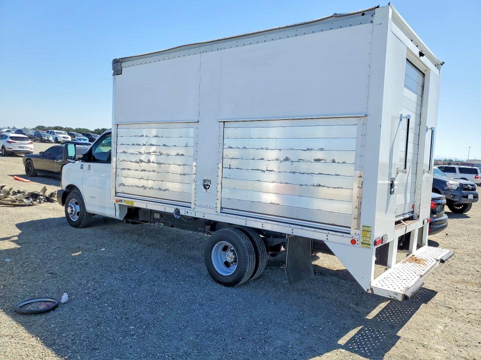 2015 Chevrolet Express 4500 VIN 1GB6G5CG9F1127042 COPART salvage auction — REAR END, Sc - Dis/Dlr/Exp Only Clean Title (P), sold $2,800 on 2026-07-07 (photo 2)