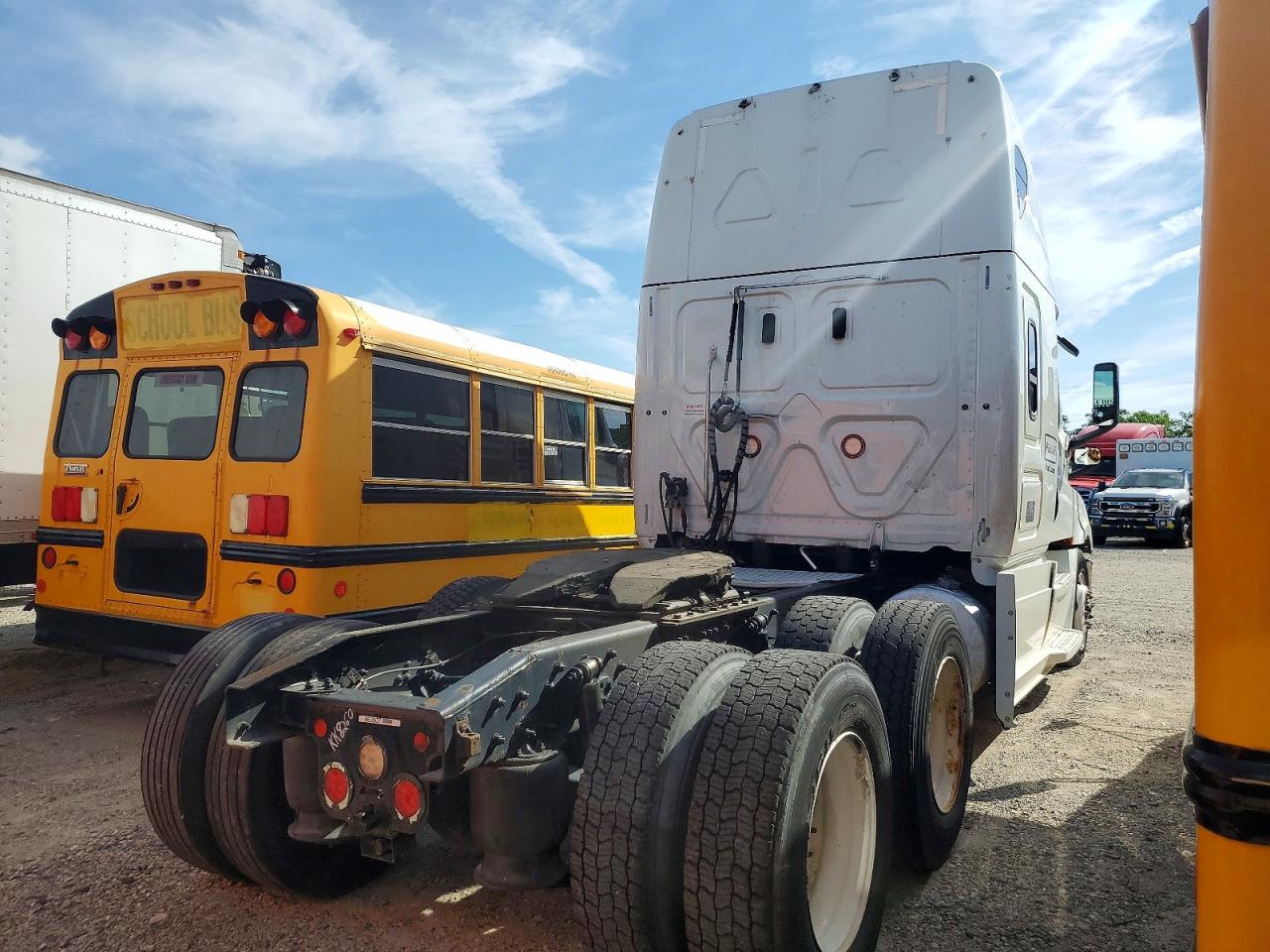 2019 Freightliner Cascadia 126 VIN 3AKJHHDR9KSKK8260 COPART salvage auction — Normal Wear, PA - CERT OF TITLE, sold $28,750 on 2026-07-07 (photo 4)
