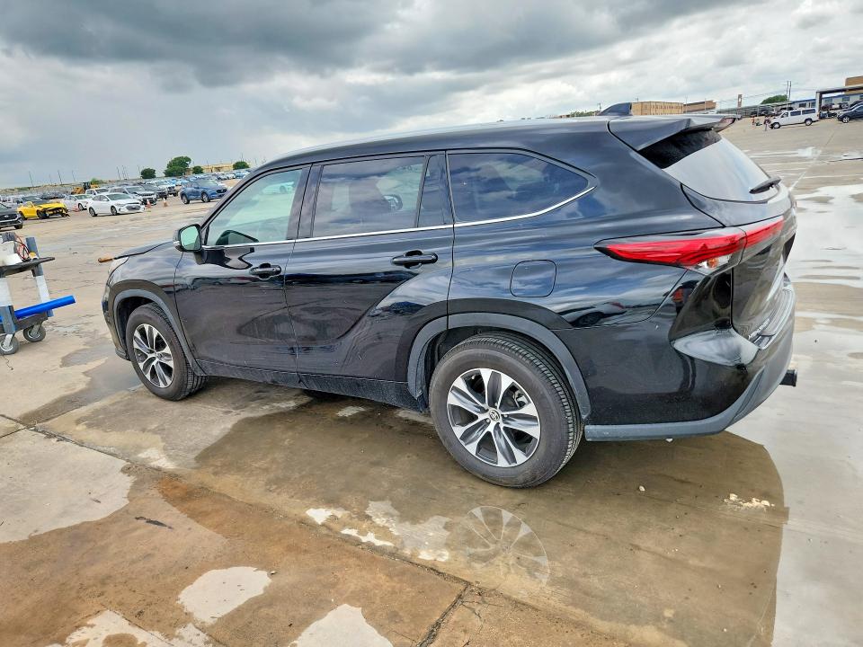 2022 Toyota Highlander VIN 5TDGZRAHXNS555782 COPART salvage auction — NORMAL WEAR, FL - CERTIFICATE OF DESTRUCTION, sold $14,700 on 2026-07-16 (photo 2)