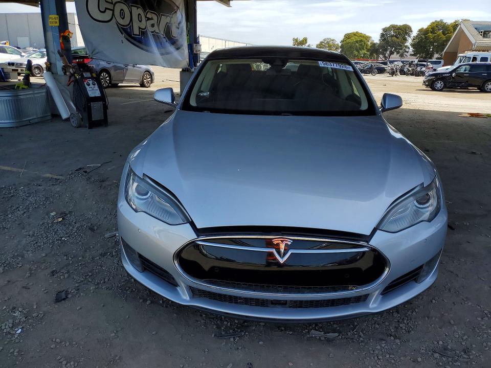 2015 Tesla Model s VIN 5YJSA1E16FF116097 COPART salvage auction — MINOR DENT/SCRATCHES, Ca - Dis/Dlr/Exp Only Clean Title (P), sold $2,750 on 2026-07-02 (photo 5)