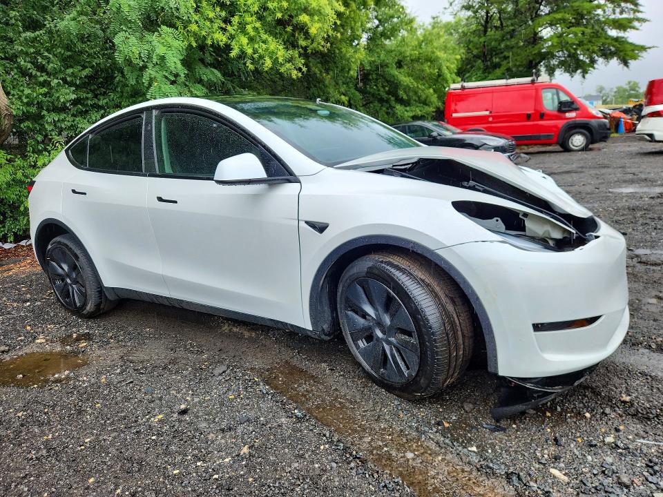 2025 Tesla Model y VIN 7SAYGDEE9SA370930 COPART salvage auction — FRONT END, Va - Cert Of Title - Salvage, sold $8,000 on 2026-07-30 (photo 4)