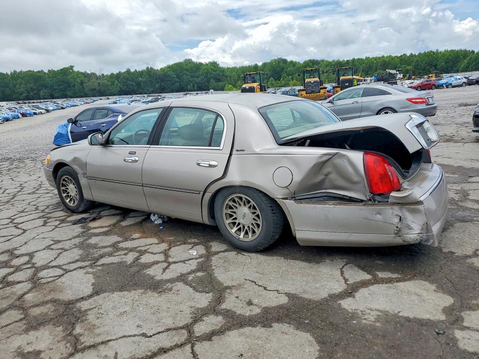 2002 Lincoln TOWN CAR VIN 1LNHM82W42Y611866 COPART salvage auction — REAR END, Tn - Salvage Certificate, sold $575 on 2026-07-09 (photo 2)