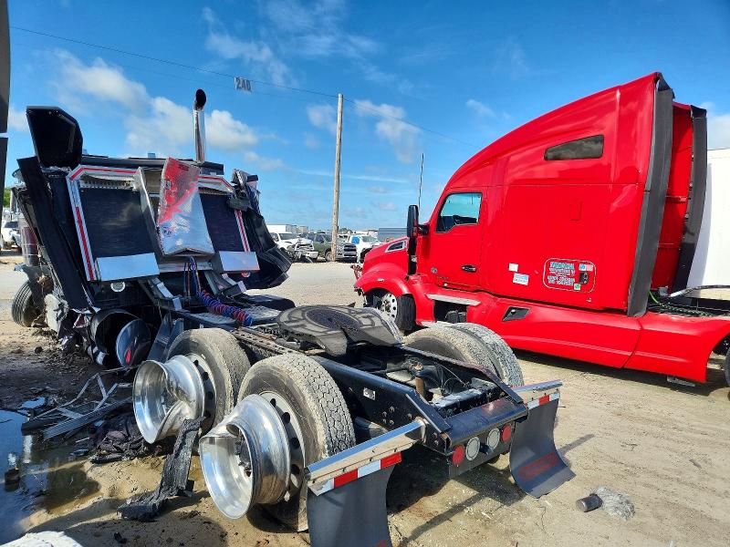 2017 Kenworth W900 VIN 1XKWD49X1HR162897 COPART salvage auction — ALL OVER, TX - SALVAGE VEHICLE TITLE, sold $8,900 on 2026-09-03 (photo 3)