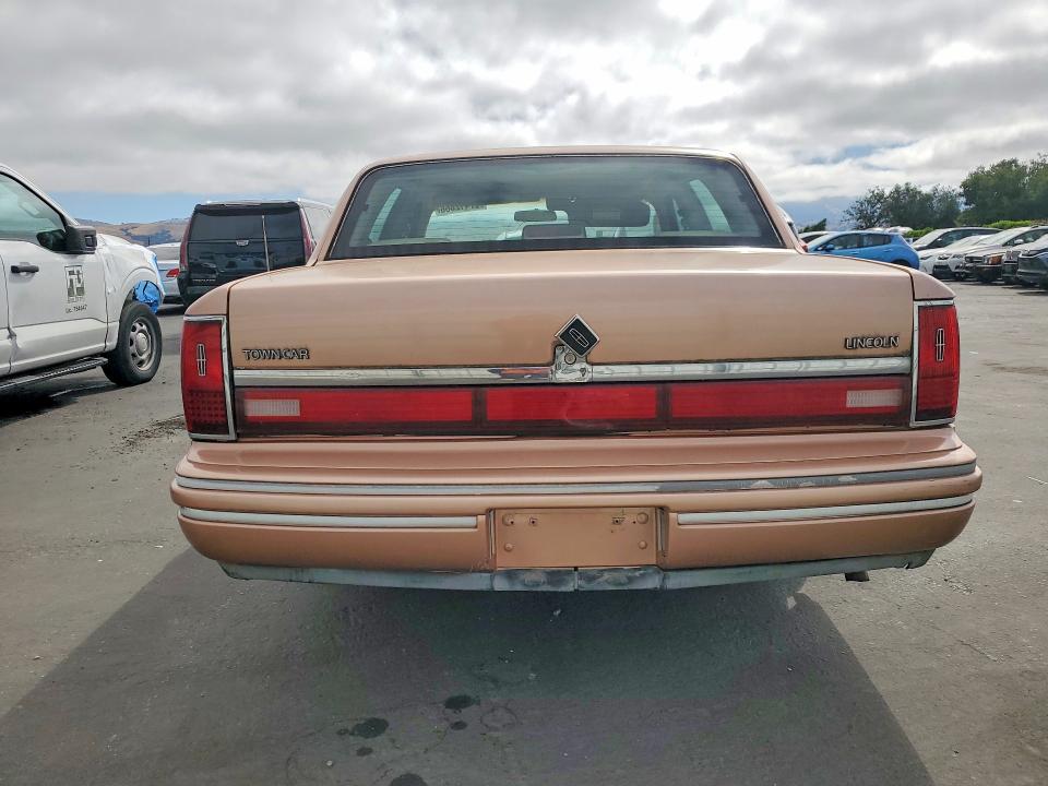 1994 Lincoln TOWN CAR VIN 1LNLM81W5RY693239 COPART salvage auction — MINOR DENT/SCRATCHES, Ca - Dis/Dlr/Exp Only Clean Title, sold $60 on 2026-07-30 (photo 6)