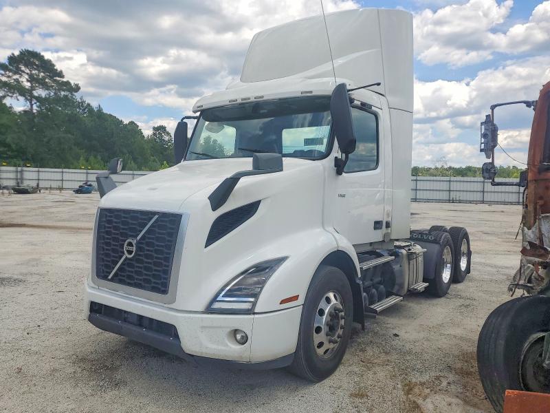 2021 Volvo Vnr VIN 4V4WC9EH9MN277067 COPART salvage auction — NORMAL WEAR, NC - CERTIFICATE OF TITLE, sold $12,700 on 2026-07-11 (photo 2)