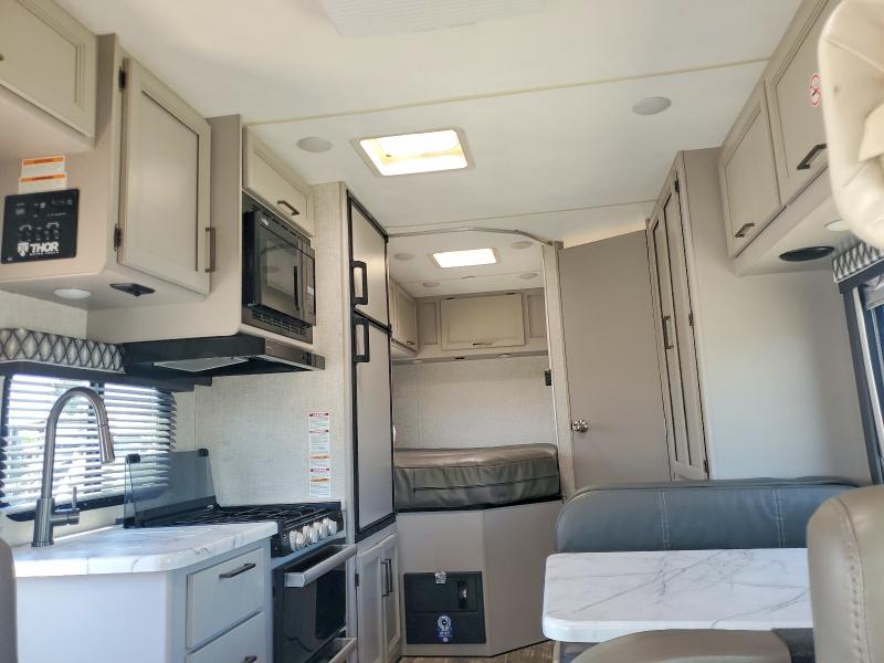 2024 Ford E-350 VIN 1FDWE3FN1RDD01913 COPART salvage auction — NORMAL WEAR, Mt - Dis/Dlr/Exp Only Clean Title (P), sold $35,000 on 2026-07-17 (photo 6)