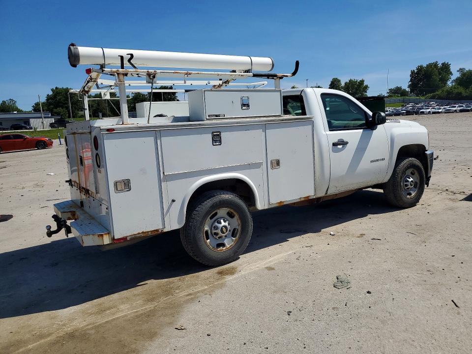 2013 Chevrolet VIN 1GB0KVCG4DF136848 COPART salvage auction — MINOR DENT/SCRATCHES, Il - Certificate Of Title, sold $2,300 on 2026-07-10 (photo 3)