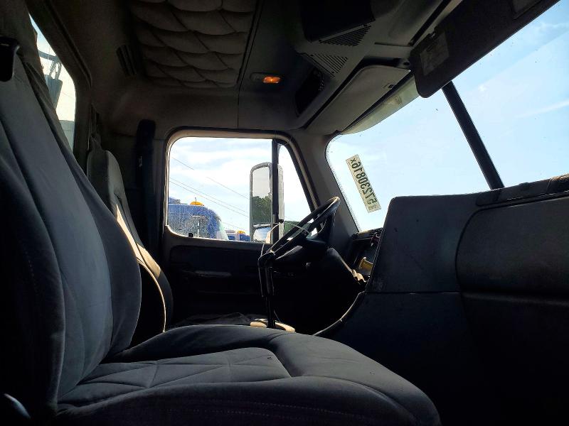 2006 Freightliner Conventional VIN 1FUJA6CK06LW38766 COPART salvage auction — NORMAL WEAR, NJ - CERTIFICATE OF TITLE, sold $8,200 on 2026-07-28 (photo 5)