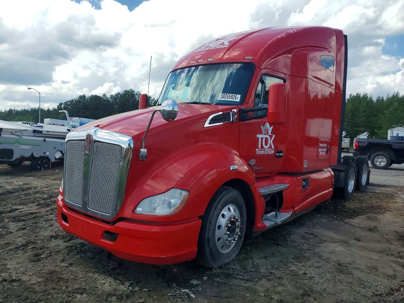 2014 Kenworth T680 VIN 1XKYD48X9EJ417705 COPART salvage auction — MINOR DENT/SCRATCHES, SC - CERT OF TITLE-SALVAGE, sold $500 on 2026-07-31 (photo 2)