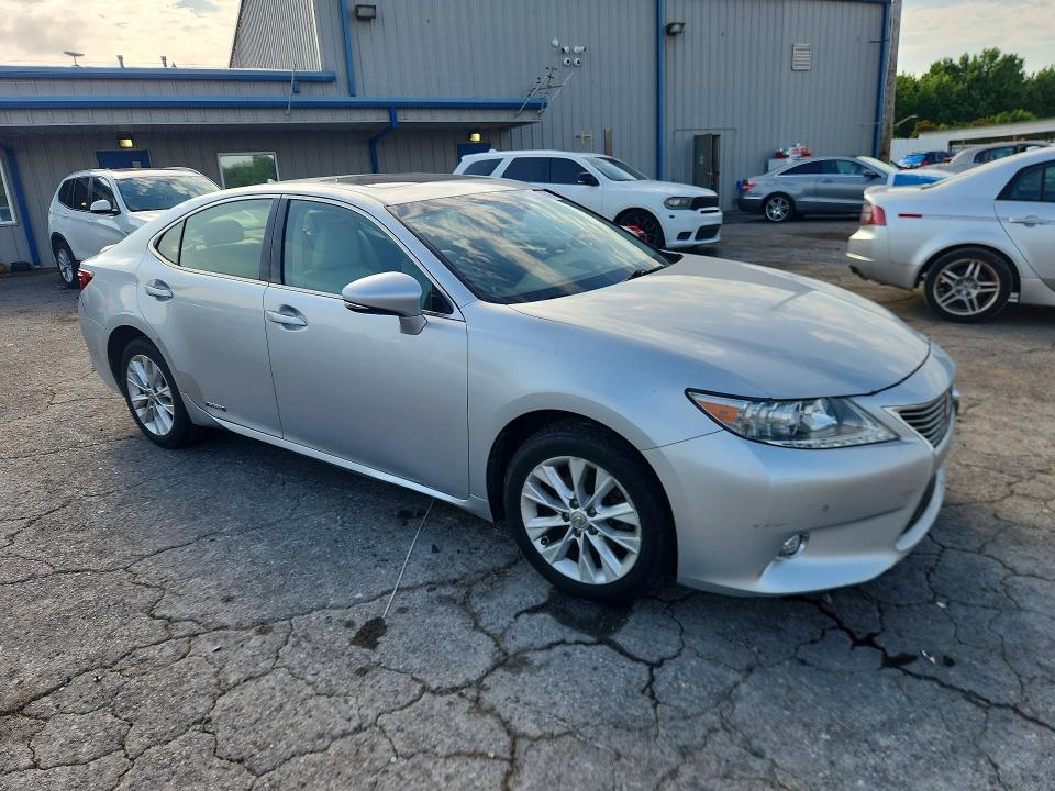 2014 Lexus VIN JTHBW1GG0E2044915 COPART salvage auction — MINOR DENT/SCRATCHES, Tn - Certificate Of Title, sold $6,800 on 2026-07-28 (photo 4)