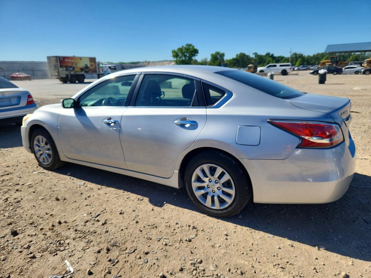 2014 Nissan Altima VIN 1N4AL3AP0EC296092 COPART salvage auction — Side, KS - CERT OF TITLE-SALVAGE, sold $500 on 2026-07-09 (photo 2)