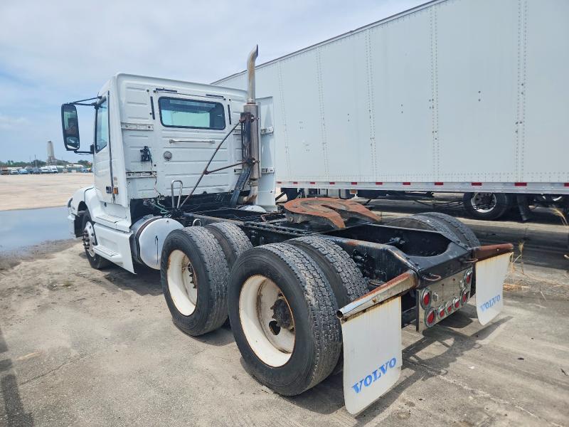 2000 Volvo Vnl VIN 4V4ND2GF8YN796550 COPART salvage auction — MINOR DENT/SCRATCHES, Fl - Certificate Of Title (P), sold $1,800 on 2026-07-23 (photo 3)