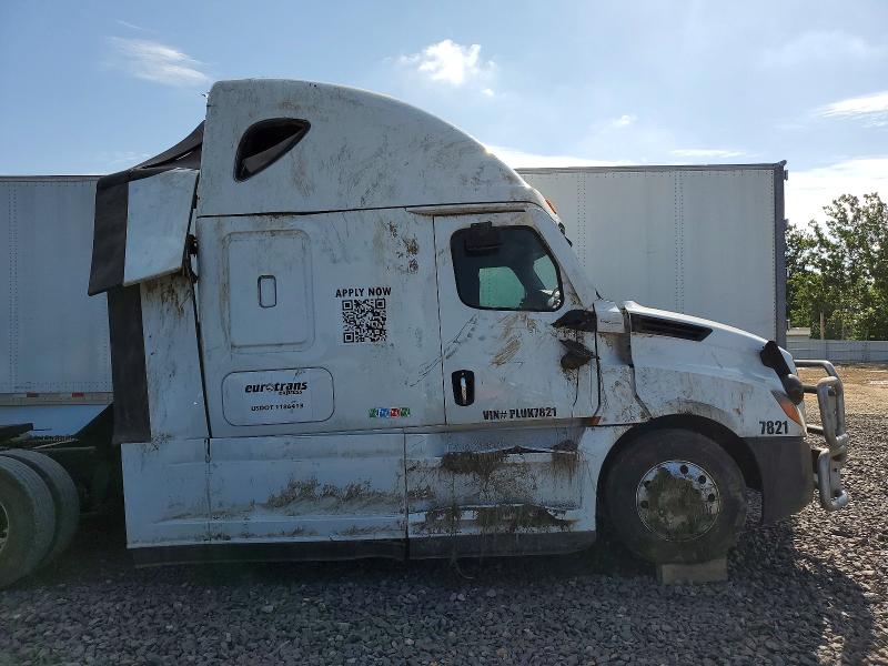 2023 Freightliner Cascadia 126 VIN 1FUJHHDR6PLUK7821 COPART salvage auction — ROLLOVER, IL - SALVAGE CERTIFICATE, sold $26,750 on 2026-08-20 (photo 9)
