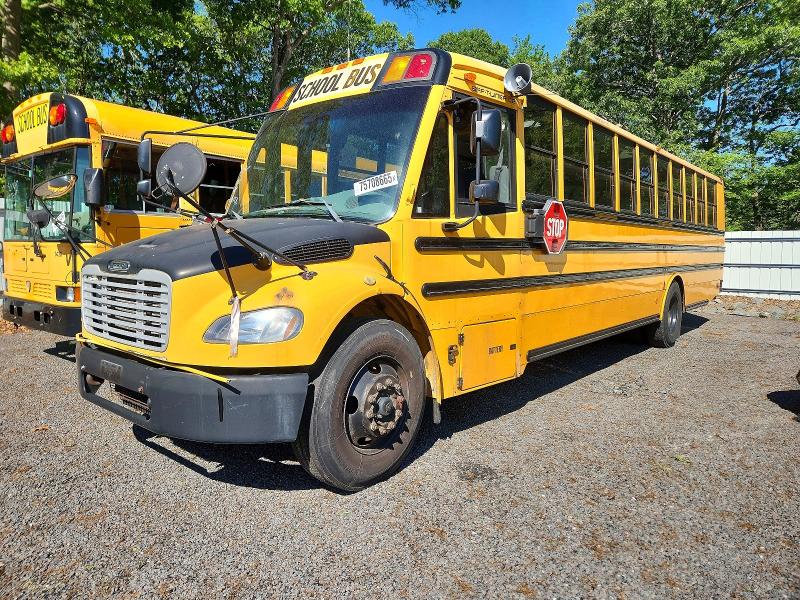 2012 Freightliner VIN 4UZABRDU5CCBP5460 COPART salvage auction — NORMAL WEAR, RI - CERTIFICATE OF TITLE, sold $2,000 on 2026-08-31 (photo 2)