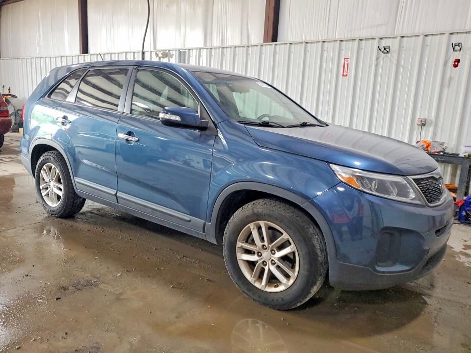 2014 Kia Sorento VIN 5XYKT3A66EG463475 COPART salvage auction — MINOR DENT/SCRATCHES, PA - CERT OF TITLE, sold $775 on 2026-07-29 (photo 4)