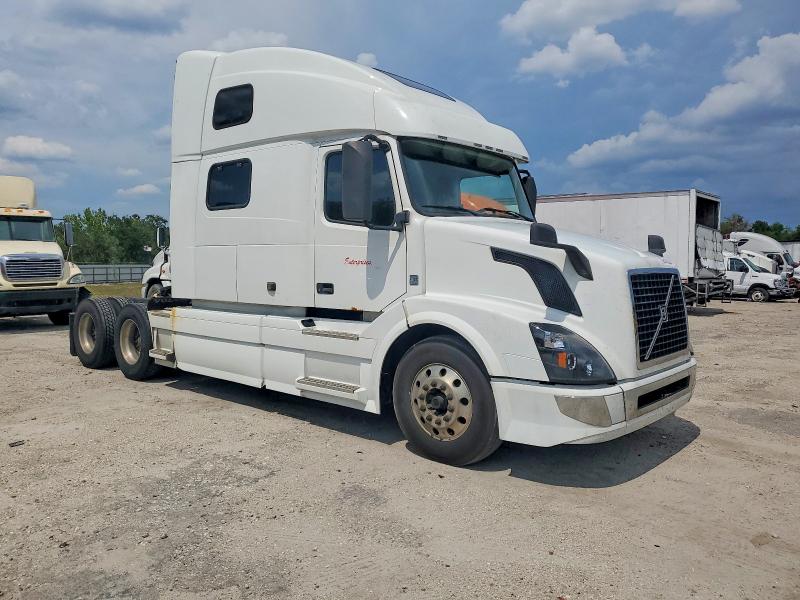 2017 Volvo Vnl VIN 4V4NC9EH0HN954895 COPART salvage auction — MINOR DENT/SCRATCHES, FL - CERTIFICATE OF TITLE, sold $1,150 on 2026-07-29 (photo 1)