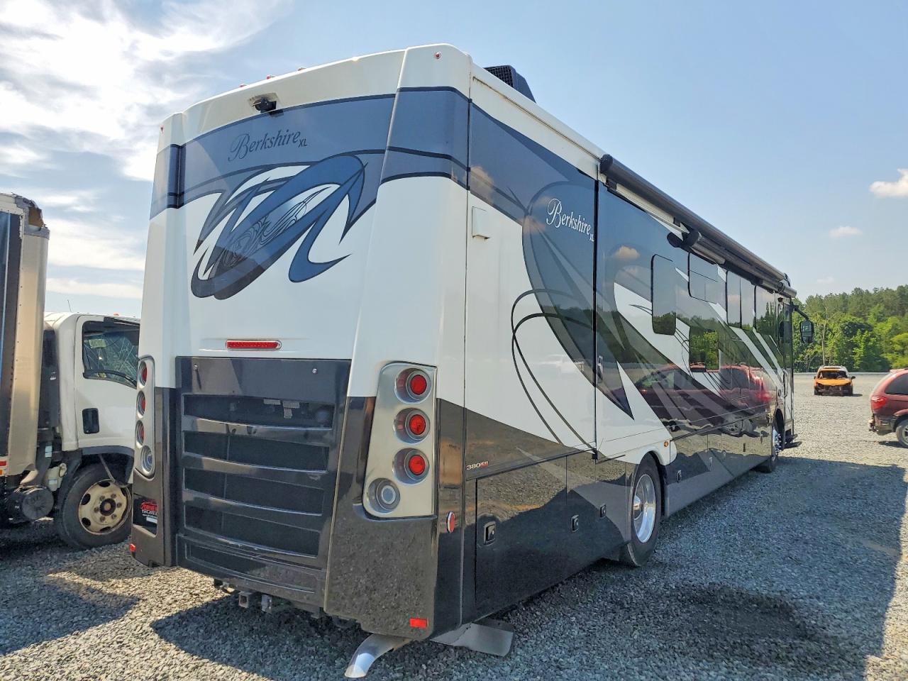 2021 Freightliner Unknown VIN 4UZACHFE5MCMT9367 COPART salvage auction — Water/Flood, FL - DEALER ONLY SALVAGE TITLE, sold $90,000 on 2026-07-02 (photo 4)