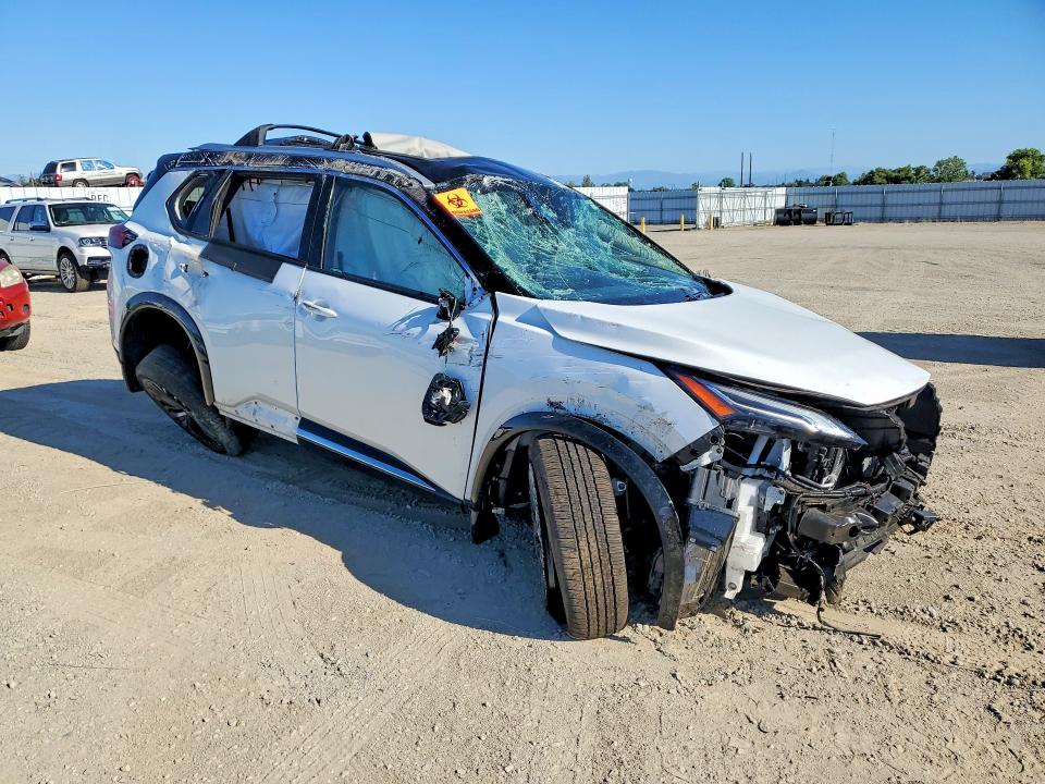 2026 Nissan Rogue VIN JN8BT3DD2TW293355 COPART salvage auction — ROLLOVER, CA - NON-REPAIRABLE VEHICLE CERT, sold $950 on 2026-07-24 (photo 4)