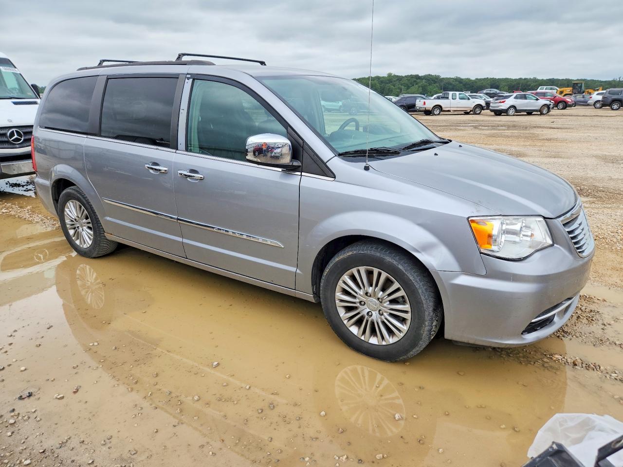 2015 Chrysler Town & Country VIN 2C4RC1CG0FR676654 COPART salvage auction — Mechanical, MO - DEALER ONLY CLEAN TITLE, sold $750 on 2026-07-09 (photo 4)