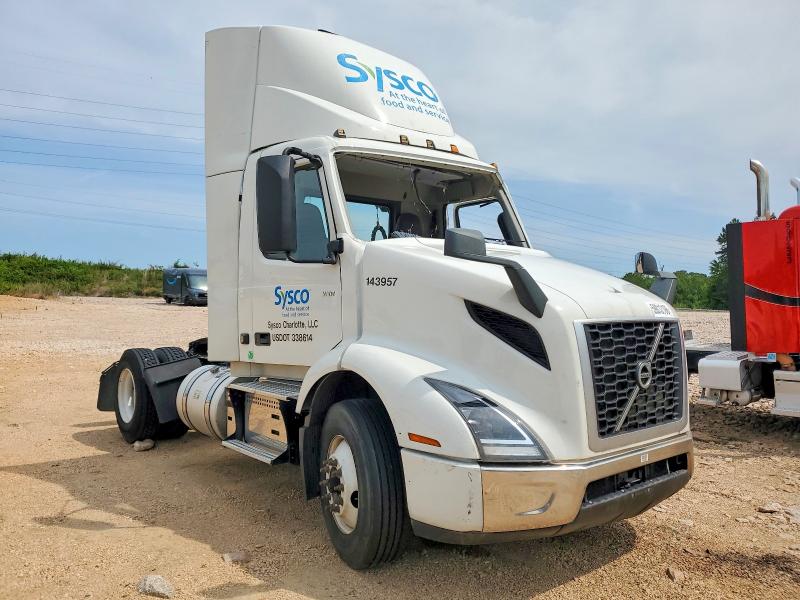 2023 Volvo Vnr VIN 4V4W39EG3PN332270 COPART salvage auction — ROLLOVER, NC - DEALER ONLY SALVAGE TITLE (P), sold $9,000 on 2026-07-07 (photo 1)