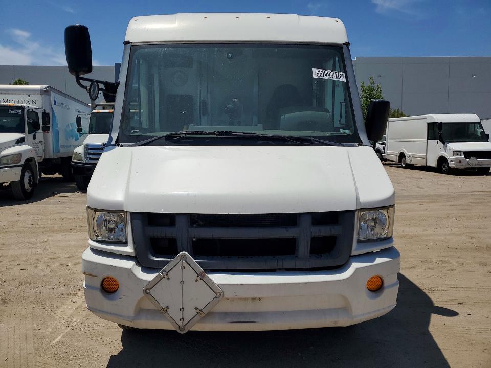 2016 Isuzu Reach VIN JALB4T173G7W01235 COPART salvage auction — NORMAL WEAR, Ca - Dis/Dlr/Exp Only Clean Title, sold $3,950 on 2026-07-30 (photo 5)