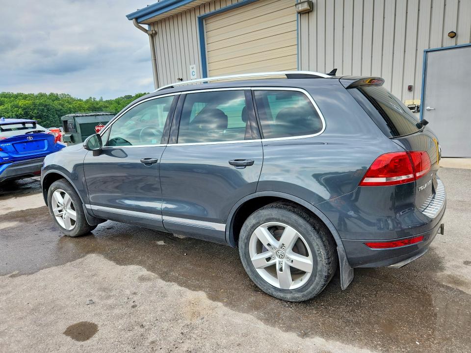 2014 Volkswagen Touareg VIN WVGEF9BP9ED014963 COPART salvage auction — MECHANICAL, PA - RECONSTRUCTED CLEAN, sold $475 on 2026-07-02 (photo 2)