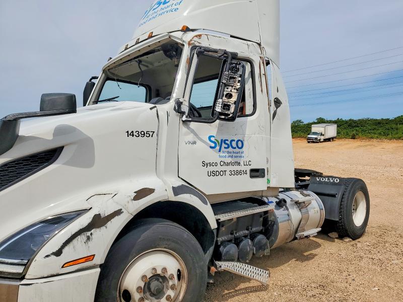 2023 Volvo Vnr VIN 4V4W39EG3PN332270 COPART salvage auction — ROLLOVER, NC - DEALER ONLY SALVAGE TITLE (P), sold $9,000 on 2026-07-07 (photo 9)