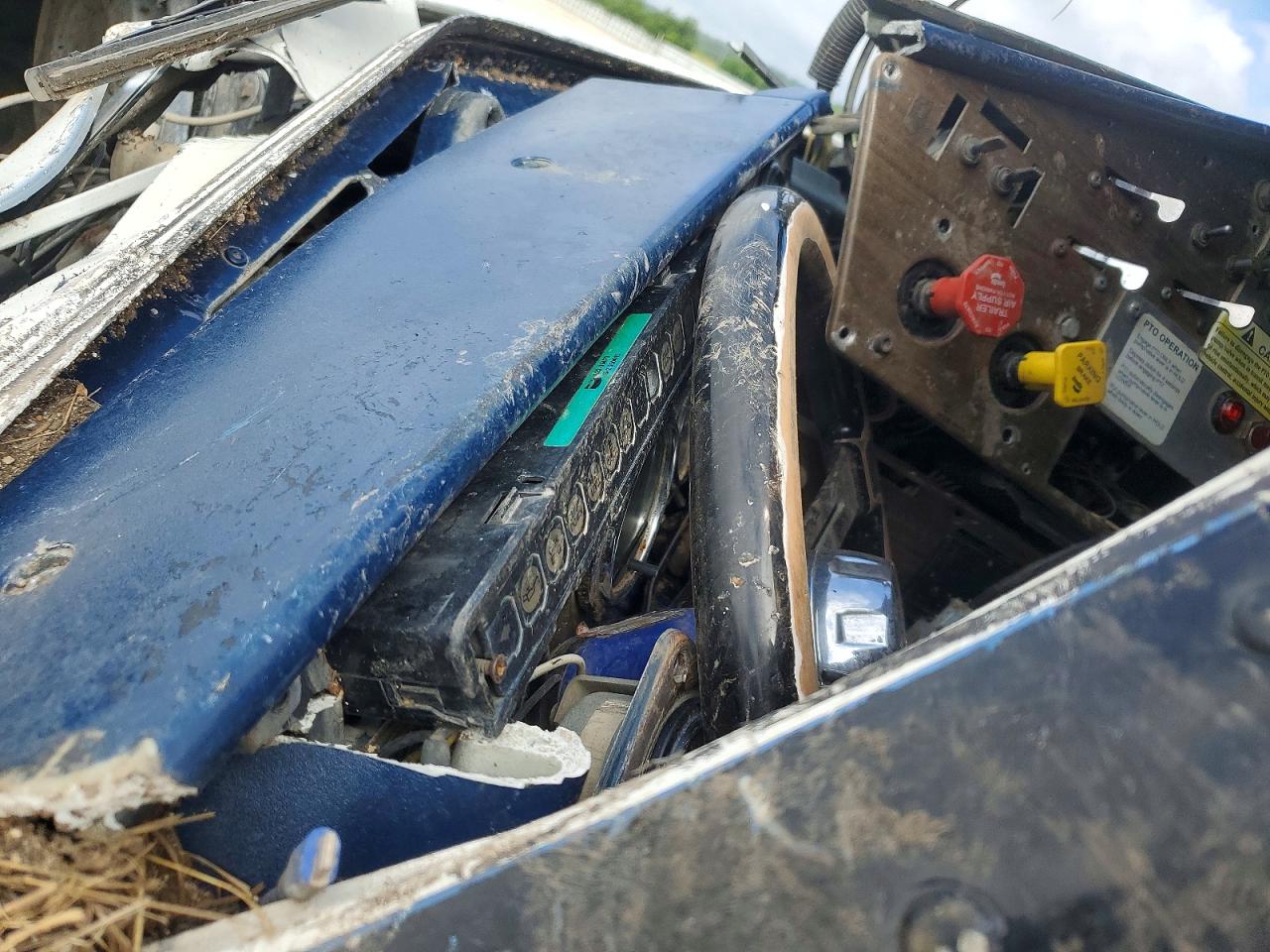1995 Freightliner Conventional VIN 1FUYDZYB9SH597888 COPART salvage auction — Rollover, TX - SALVAGE VEHICLE TITLE (P), sold $4,550 on 2026-07-09 (photo 8)