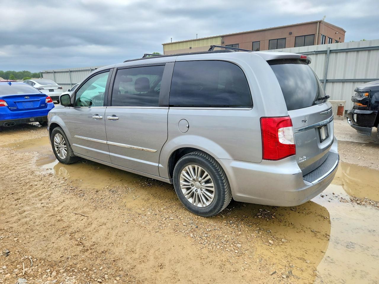 2015 Chrysler Town & Country VIN 2C4RC1CG0FR676654 COPART salvage auction — Mechanical, MO - DEALER ONLY CLEAN TITLE, sold $750 on 2026-07-09 (photo 2)
