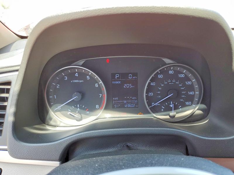 2017 Hyundai Elantra VIN KMHD74LFXHU304084 COPART salvage auction — MINOR DENT/SCRATCHES, Ca - Dis/Dlr/Exp Only Clean Title, sold $1,350 on 2026-07-06 (photo 9)