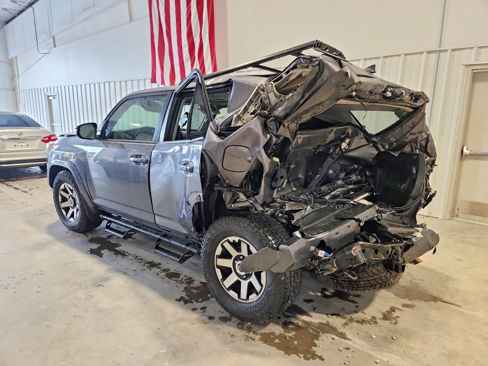2020 Toyota 4runner VIN JTEBU5JR2L5792467 COPART salvage auction — REAR END, NC - SALVAGE CERTIFICATE OF TITLE, sold $8,700 on 2026-07-27 (photo 2)