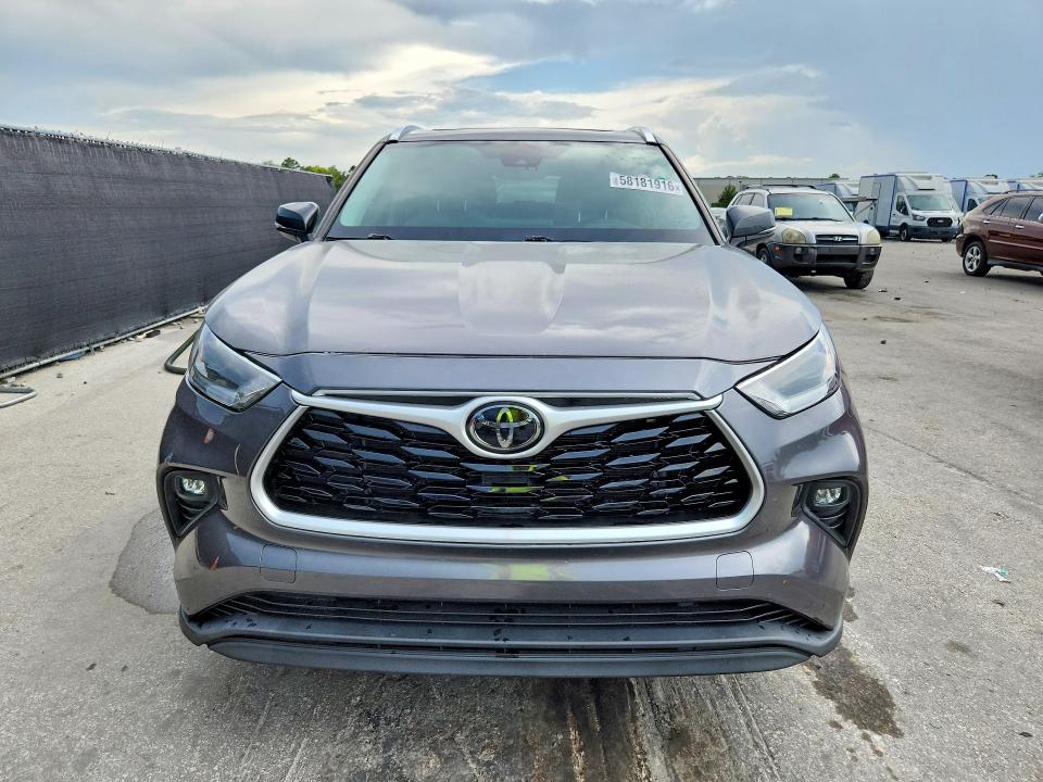 2021 Toyota Highlander VIN 5TDGZRBH2MS547964 COPART salvage auction — MINOR DENT/SCRATCHES, Fl - Certificate Of Title, sold $19,700 on 2026-07-09 (photo 5)