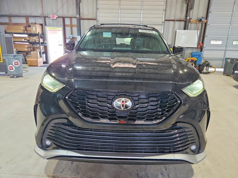 2022 Toyota Highlander VIN 5TDLZRAH5NS136219 COPART salvage auction — HAIL, Salvage Title, sold $5,000 on 2026-07-29 (photo 5)