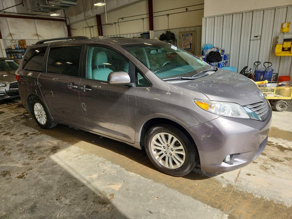 2017 Toyota Sienna VIN 5TDYZ3DC7HS872442 COPART salvage auction — HAIL, Salvage Title, sold $15,700 on 2026-07-14 (photo 4)