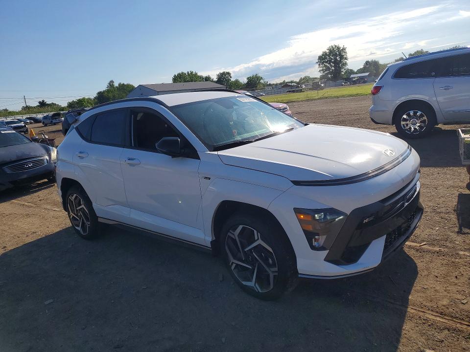 2025 Hyundai Kona VIN KM8HBCA35SU200404 COPART salvage auction — SIDE, Salvage Title, sold $8,000 on 2026-07-20 (photo 4)