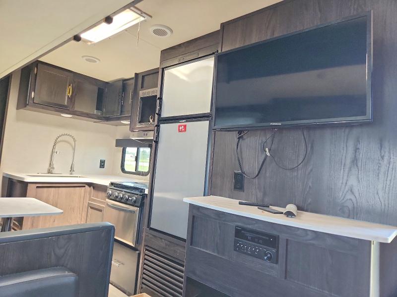 2018 Keystone Kodiak VIN 4YDT28821JJ973277 COPART salvage auction — ROOF, IN - CERT OF TITLE-SALVAGE TITLE, sold $4,500 on 2026-08-12 (photo 8)