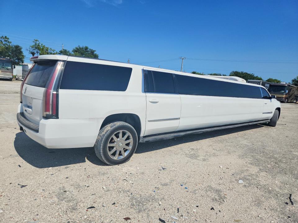 2015 Chevrolet Suburban VIN 1GNSCJKC0FR139800 COPART salvage auction — MINOR DENT/SCRATCHES, FL - CERTIFICATE OF TITLE, sold $9,000 on 2026-07-30 (photo 3)
